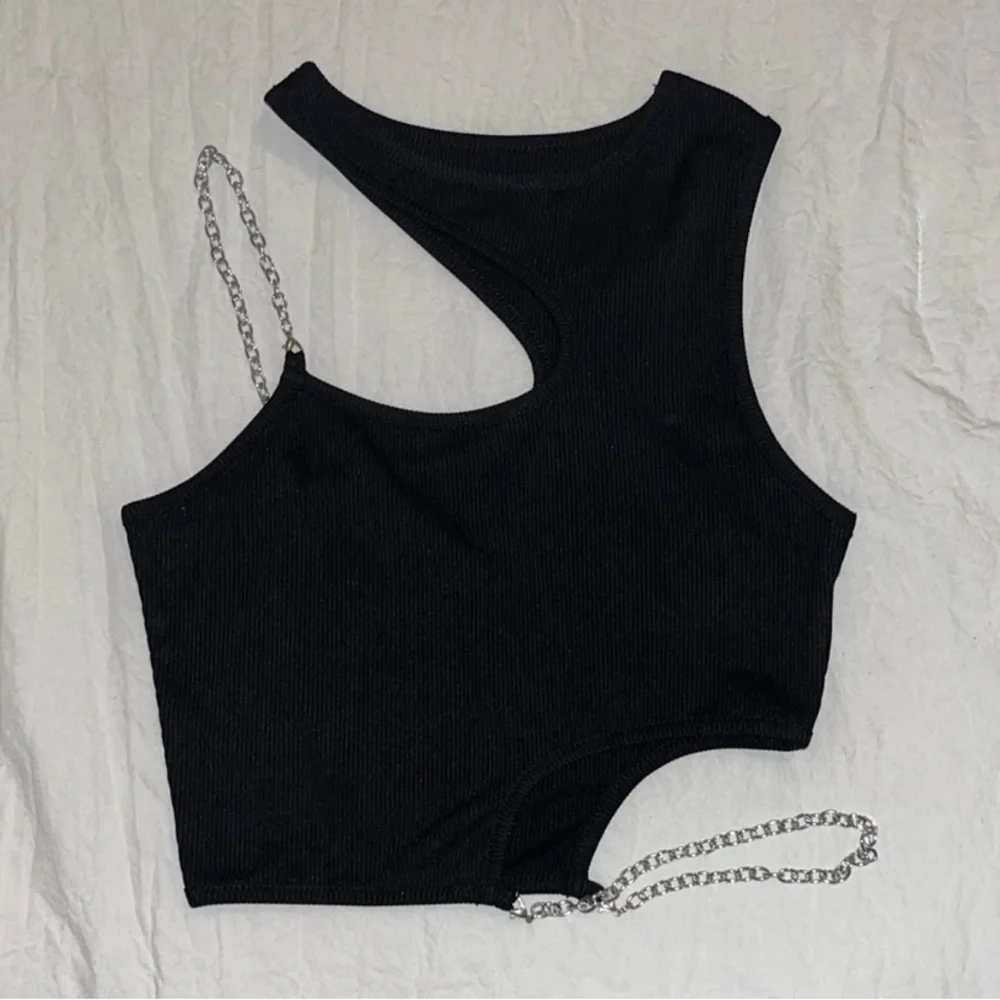 SHEIN Black Cutout Chain Strap Crop Top - Picture 2 of 5
